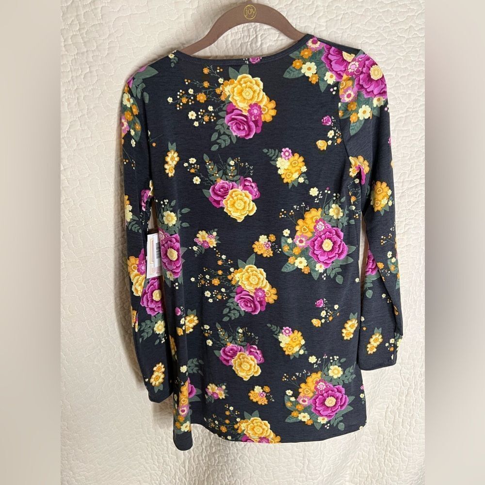 NWT LulaRoe Lynnae Top - Picture 3 of 4